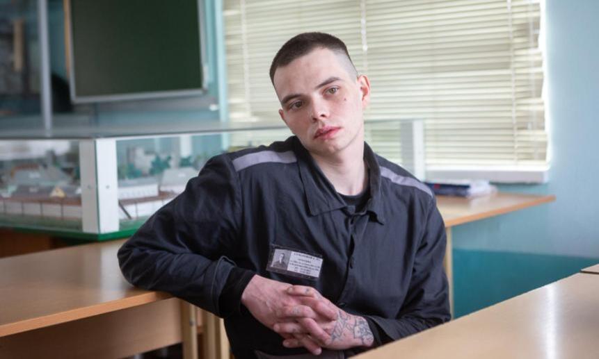 Евгений Сумароков в свои 24 года порядка девяти лет провёл в тюрьме. Первый срок за кражу.