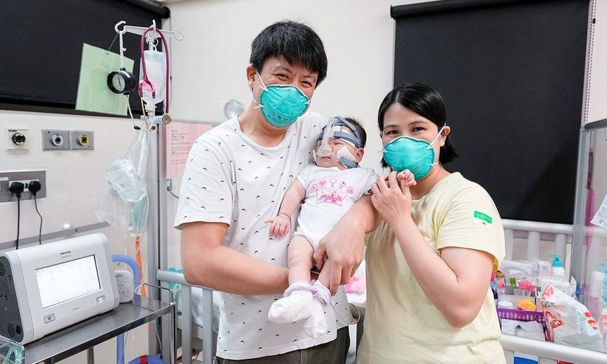 Малышка и родители едут домой. Фото Singapore's National University Hospital