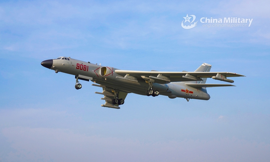 Китайские бомбардировщики H-6 опасно приблизились к берегам Тайваня. Фото Gao Hongwei chinamil.com.cn